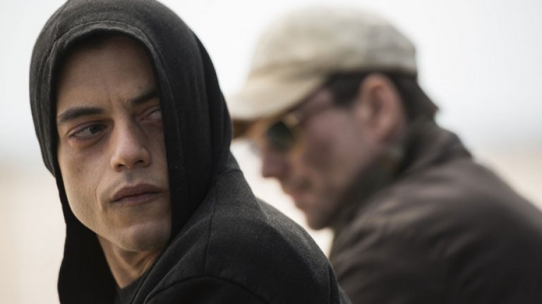 Mr. Robot
Сериалът е носител на два Златни глобуса - за „най-добър драматичен сериал" на 2015-а и „най-добър актьор в поддържаща роля" за завърналия се с пълна сила Крисчън Слейтър. Mr. Robot  е един от наистина най-добре написаните сериали за миналата година. Списание Forbes Америка го нарече „най-доброто шоу, което може да гледате по телевизията това лято". То не изневери на онези, които харесаха стила му още в началото и запази странната си визия и динамика до самия финал. Рами Малек влезе в списъка ни за имена, които трябва да следим, а втори сезон започва на 10 юли, което значи, че може да наваксате.