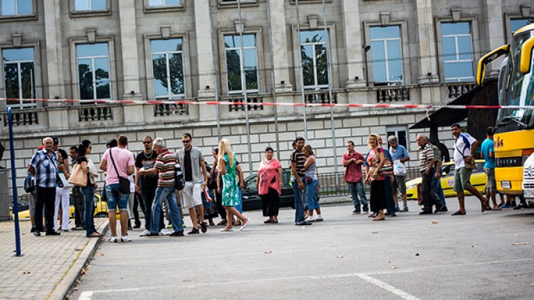 Автобуси стовариха подкрепата за властта