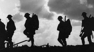 1280px-battle-of-broodseinde-silhouetted-troops-marching-1-762x428