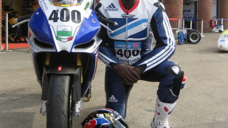 Британецът притежава собствен отбор по мотоциклетизъм на писта. Често сам участва в демонстративни надпревари. 