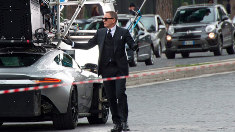 Даниел Крейг като Джеймс Бонд по време на снимки в Лондон на излизащия през ноември по кината "Спектър"