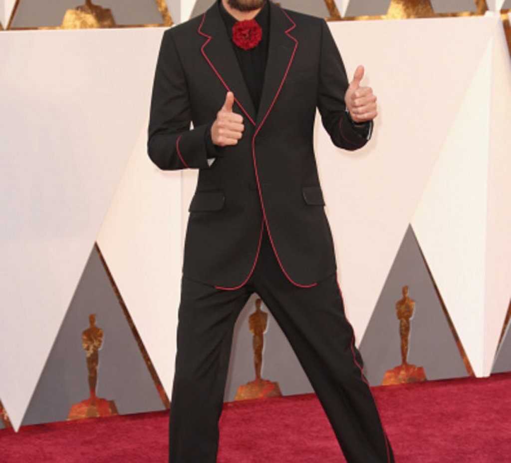 Джаред Лето 
Общите неща между Джони Деп и Джаред Лето не са само актьорският талант и излъчването на лошо момче. Лето също е голям фен на молива за очи. Той отива още по-далеч и понякога подсилва този ефект с огромни количества призрачно бяла пудра.