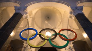 Установка Олимпийских колец на железнодорожном вокзале в Сочи