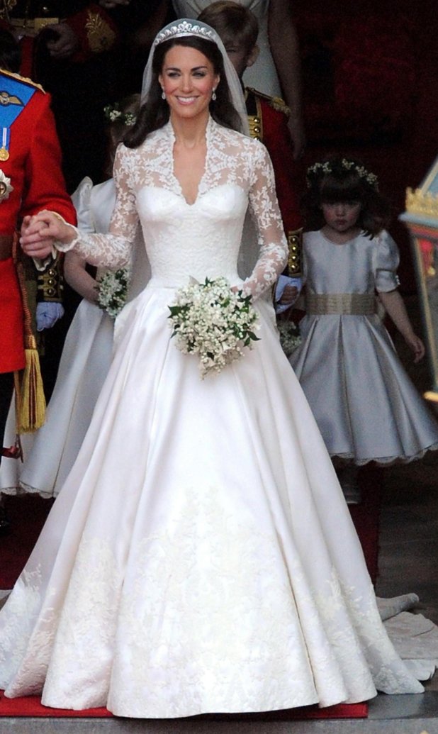 Булчинската рокля на Кейт експонат в Бъкингам