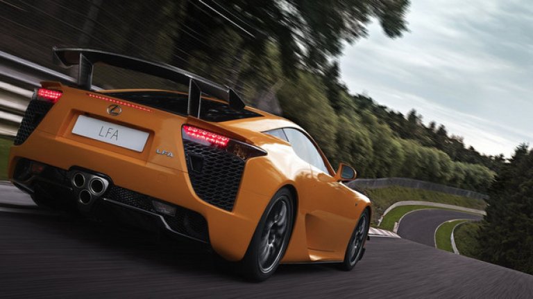 Lexus LFA Nurburgring Package – 7.14,64 минути
Още една специална версия, насочена повече към експлоатация на писта. 10 допълнителни конски сили, общо 570, по-голям сплитър, по-голямо задно крило и няколко допълнителни аеродинамични елемента.