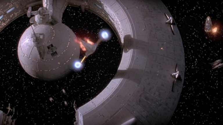 Става дума за финала на филма, където зрителят трябва да следи 4 едновременно развиващи се действия. Първо, в космоса около планетата Набу се води космическа битка, в която участва малкия Анакин Скайуокър (бъдещият Дарт Вейдър).