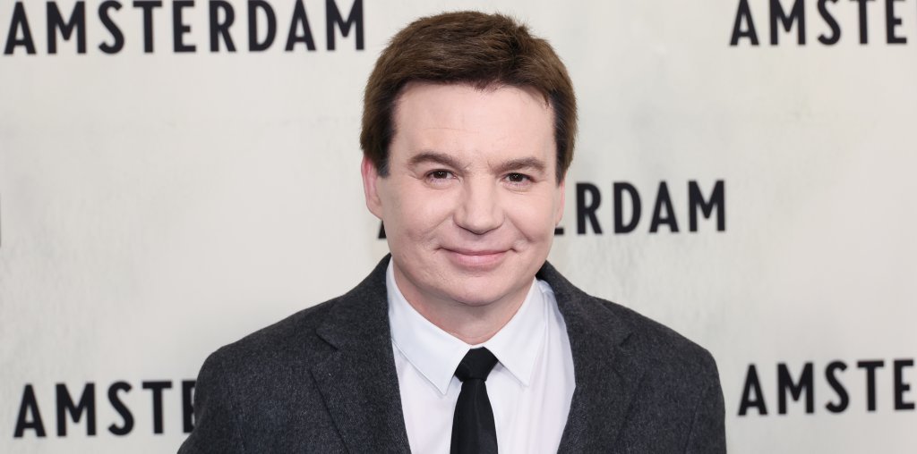 Майк Майерс
Не са много комедиантите в рамките на SNL, които са толкова добри, че да получат възможност да направят игрален филм около своите герои в шоуто. Още по-малко пък са тези, които се справят. Всъщност единствените два успешни филма извадени от вселената на SNL са “Блус брадърс” и “Светът на Уейн” с участието на Майк Майерс.
Той започва в шоуто през 1989 г. и остава там за седем сезона. После следват “Остин Пауърс” и главната роля в “Шрек”, който се превръща във втората най-печеливша анимирана поредица в историята.