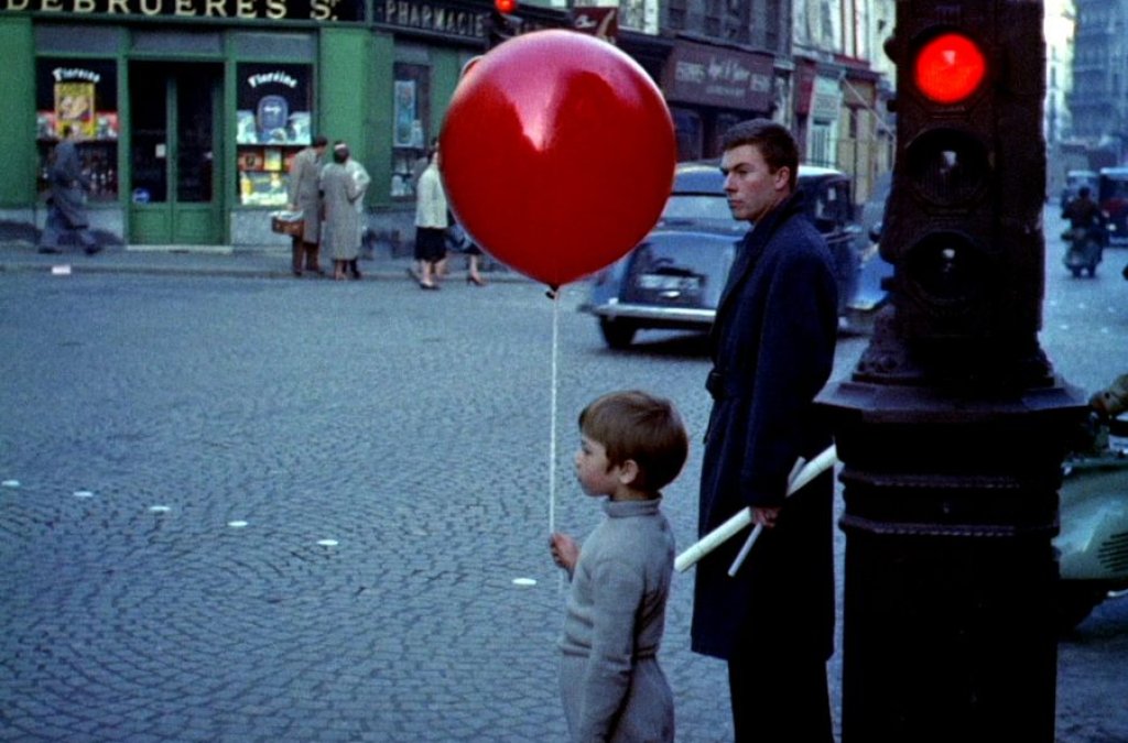 “The Red Balloon” (1956) 
Филмът (34 минути) разказва за малко момче и пътят му рано сутрин към училище. В “Ла ла ленд” почти незабележимо се появява червен балон като референция към този филм и балона, който носи момчето.