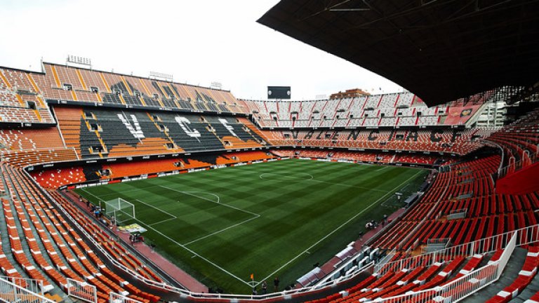 22. "Местая", Валенсия
Пре 2019-а Валенсия празнува стогодишнина и ще се премести за юбилея на новия си стадион, който бе започнат преди 12 години, но работите спираха и се бавиха. Жалко, защото 82-годишният старец-красавец "Местая" си е направо култово място за футбол. 55-хилядната арена е почти английски тип, стръмна и с близки до терена трибуни. Атмосферата е специална, което клубът ще иска да запази и на новия стадион.