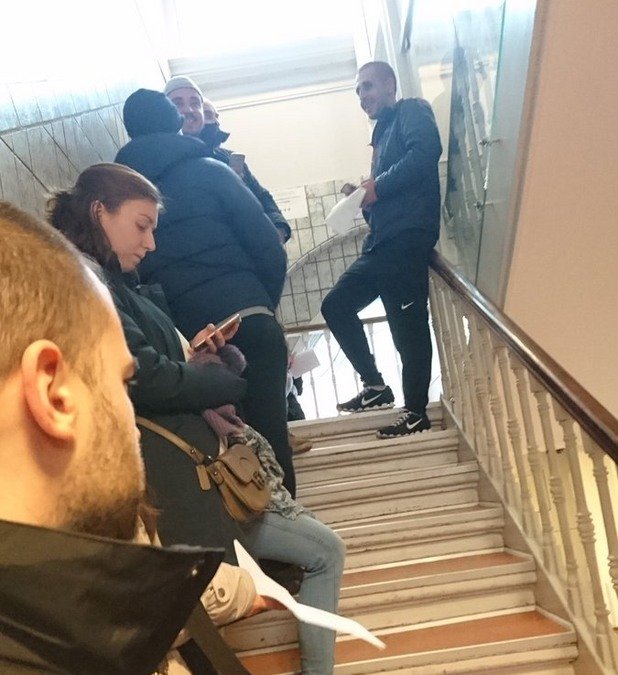 В Дания, хората чакат на стълбите.