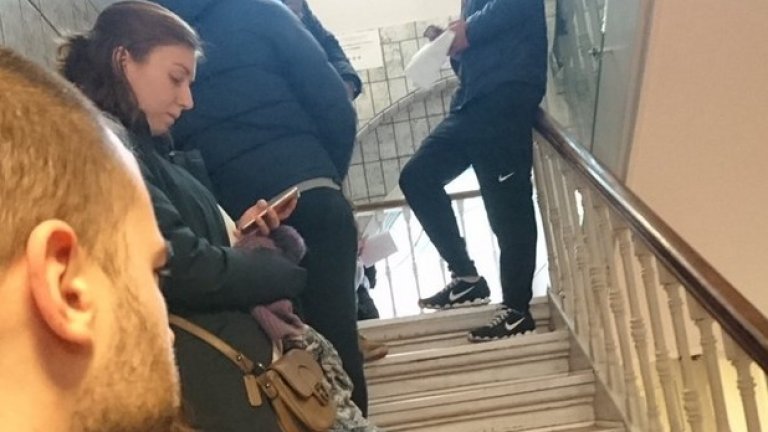 В Дания, хората чакат на стълбите.