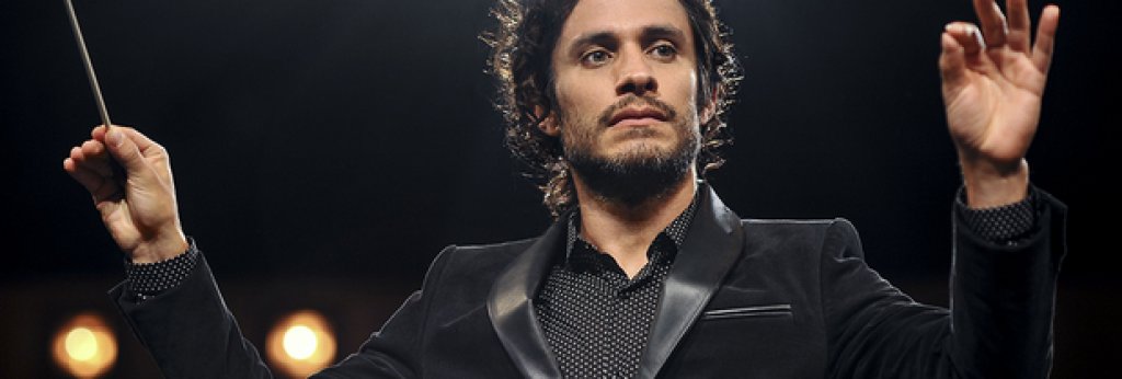 "Mozart in the Jungle" 
Сериалът на "Амазон" ще бъде подновен за трети сезон. В 30-минутната комедийна драма са вплетени любов, пари, амбиция и музика. Сериалът разказва за опитите да намериш себе си и любовта, докато се бориш за големия си шанс.