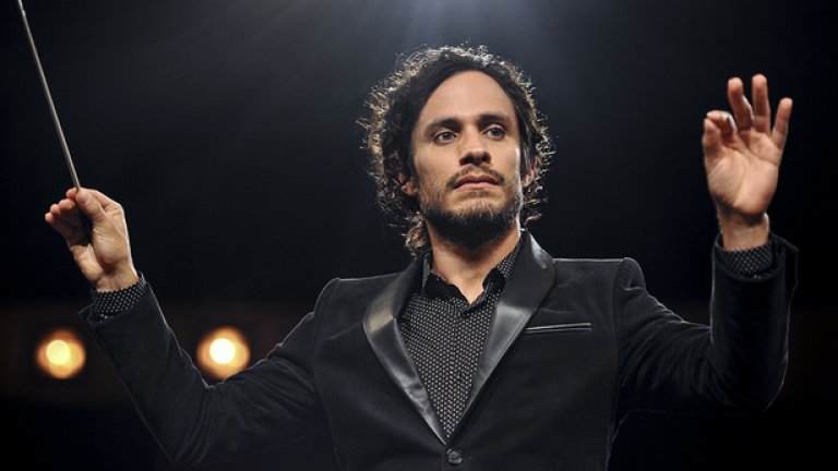 "Mozart in the Jungle" 
Сериалът на "Амазон" ще бъде подновен за трети сезон. В 30-минутната комедийна драма са вплетени любов, пари, амбиция и музика. Сериалът разказва за опитите да намериш себе си и любовта, докато се бориш за големия си шанс.