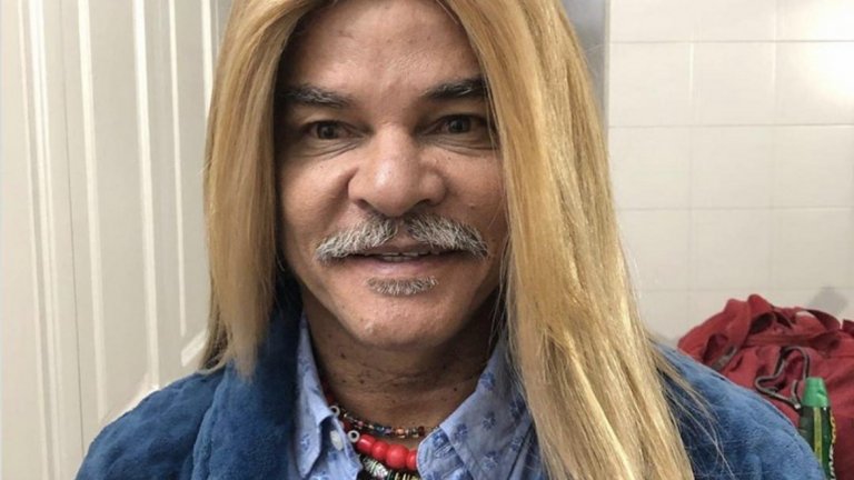 Не, това не е жена след фризьор, а легендата Карлос Валдерама с изправена коса…