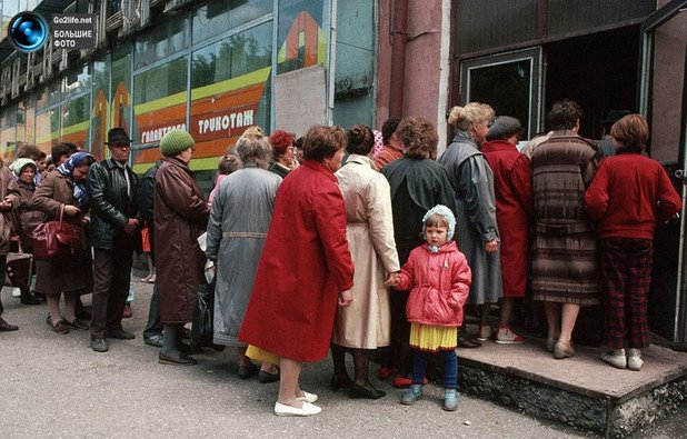 Опашка в Новокузнецк, Сибир, пред магазин "Галантерия и трикотаж"