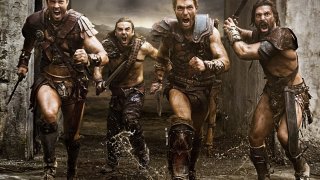 Spartacus
Култовият сериал на Starz за въстаналия гладиатор Спартак като цяло следва комиксовата стилистика, така че при него и сексът, и насилието са засилени и дори откровено преувеличени. Така че наличието на кръв, отсечени крайници и цялостно насилие може да засити дори и вкуса на Куентин Тарантино. Добавете към това и вродената жажда за бруталност на Древен Рим и ще получите един доста кървав краен резултат.