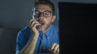 Липсата на професионални модератори води до скок в съдържанието за възрастни