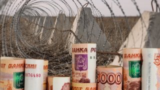 Откраднати са огромни суми от  укрепления срещу Украйна (снимка: Getty/Canva)