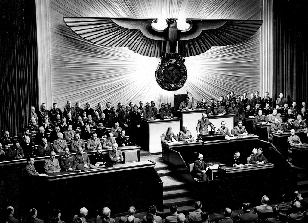 1280px-Bundesarchiv_Bild_183-1987-0703-507,_Berlin,_Reichstagssitzung,_Rede_Adolf_Hitler