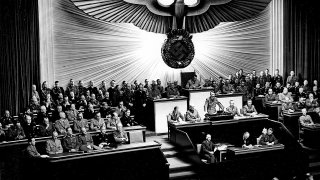 1280px-Bundesarchiv_Bild_183-1987-0703-507,_Berlin,_Reichstagssitzung,_Rede_Adolf_Hitler