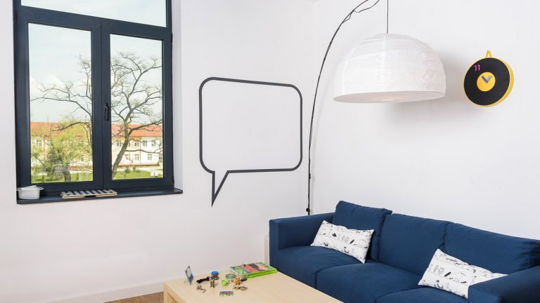 Цветна или бяла, пишеш, триеш, после отначало. Що е то?