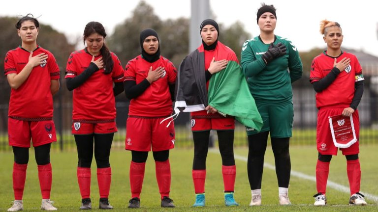 ФИФА разреши на избягалите от Афганистан жени да участват в международни състезания
