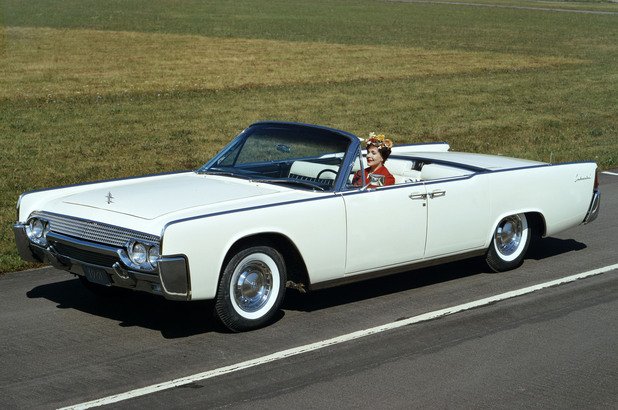 Lincoln Continental от 1961-ва
Дизайнът на този модел е на Илууд Ингъл и това е всъщност най-известното произведение на отговорния дизайнер на Chrysler Corp. на времето. Моделът завинаги ще остане в историята като лимузината, в която беше убит Джон Кенеди. Всъщност това четвърто поколение на Lincoln Continental (1961-1969)  е свързано и с ролите на Джеймс Бонд, като например филма Goldfinger, а също и с "Матрицата", както и с телевизионните серии "Ентураж"