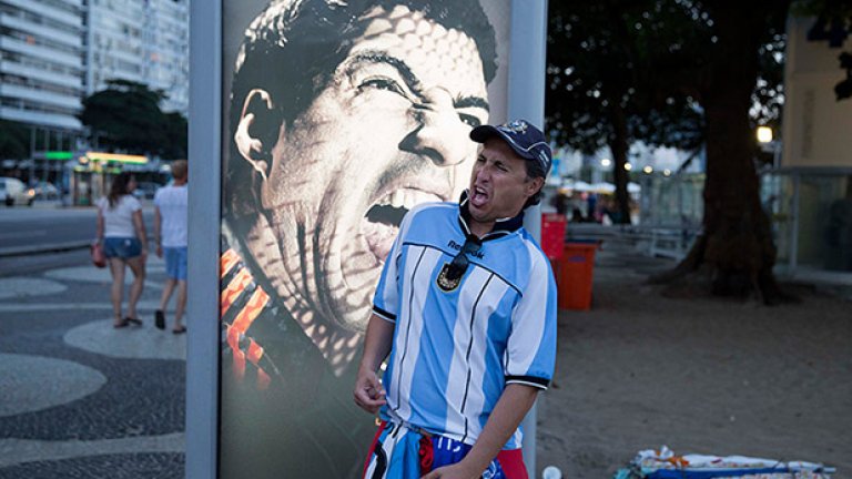 Чудовище Суарес хапе фенове на Копакабана