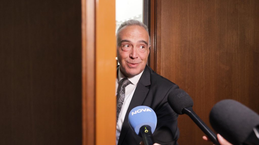 Журналистите дотук!