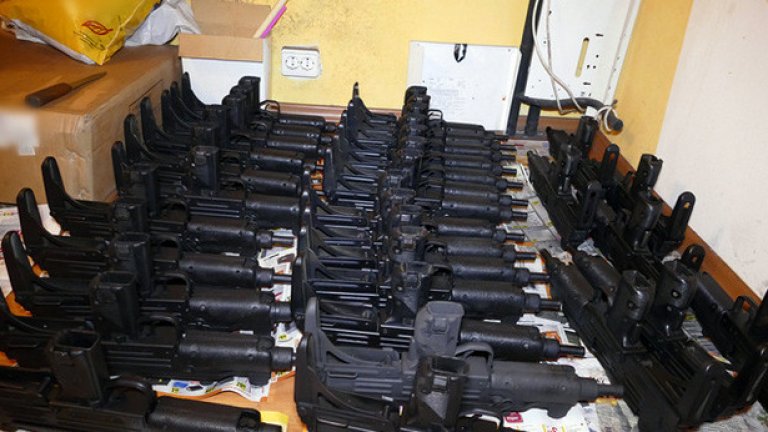 60 единици огнестрелно оръжие са конфискувани при акция на ГДБОП.