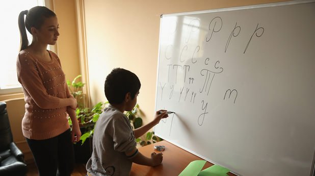 ДАБ съдейства чакащите или получилите статут да минат през 600 учебни часа обучение по български език