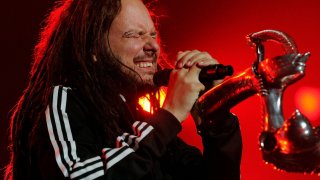 Тежкото детство служи за вдъхновение на вокалиста на KoRn и му помага да се превърне в звездата, която е днес.