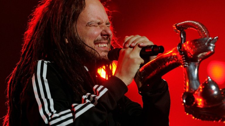 7. Труповете и Джонатан Дейвис (KoRn)
Вокалистът на KoRn определено е човек с мрачно минало, преследван от много демони. Това не му пречи, а дори му помага да създава отлична музика. Наистина смущаващ момент от биографията му е това, че е посещавал училище за погребални науки в Сан Франциско. По-късно става балсаматор в погребален дом и асистент в кабинета на съдебен лекар. Там му се е налагало да се занимава с неща, които биха ужасили мнозина други. "Изкарвал съм толкова много мъртви тела от коли. Като пъзел е - да се опитваш да разбереш как е умрял някой", разказва по-късно Дейвис в свое интервю и признава, че работата му е харесвала. Вероятно вече ще гледате с друго око на клипа на песента A.D.I.D.A.S.