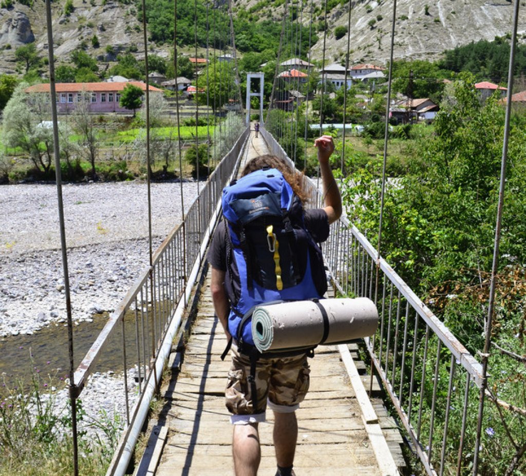 До селото се стига по пешеходен въжен мост. Единственият път за автомобили е коларски и зависи от нивото на близката река Боровица.