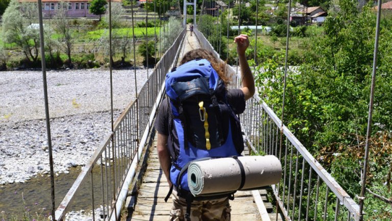 До селото се стига по пешеходен въжен мост. Единственият път за автомобили е коларски и зависи от нивото на близката река Боровица.