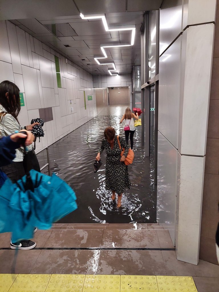 Метростанция "Бизнес парк" след пороя снощи