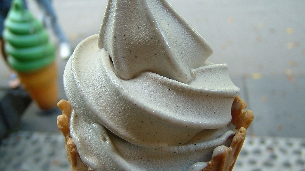 1024px-Black_sesame_soft_ice_cream