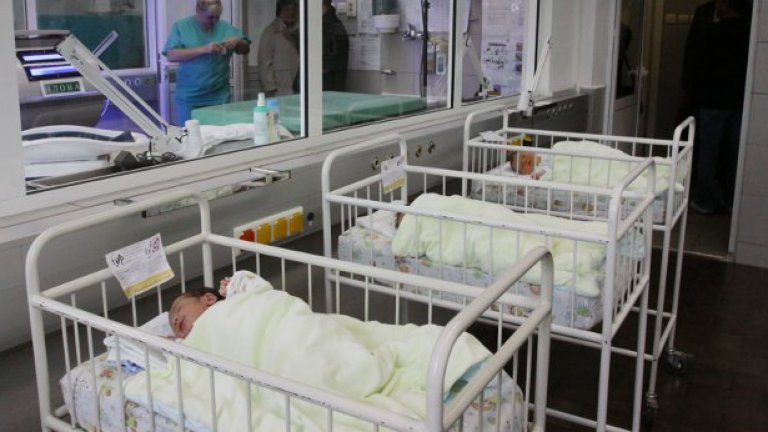 Според Нели Мутафова, заместник-председател на Сдружение „Родилница", майките имат право да са с бебетата си още от самото раждане и това е залегнало в законодателството