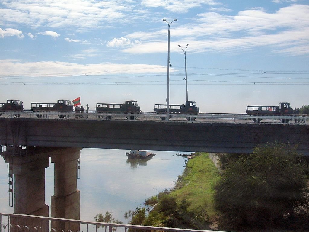 Tiraspol_bridge_infantry_vehicles