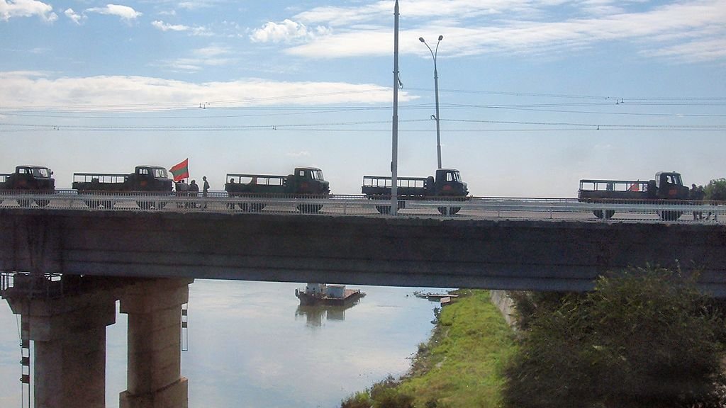 Tiraspol_bridge_infantry_vehicles
