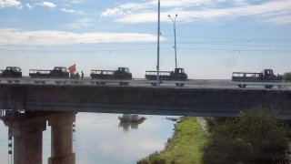 Tiraspol_bridge_infantry_vehicles