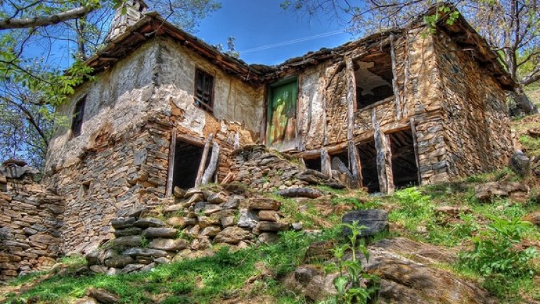 Изоставена сграда в Родопите