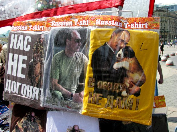 Президентът Путин е суперзвездата, чиито лик окрасява тениски, значки, табакери, магнити и всякакви други сувенири