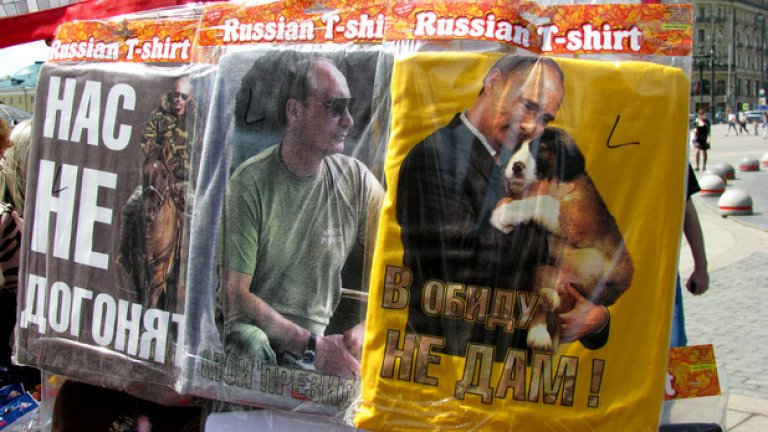 Президентът Путин е суперзвездата, чиито лик окрасява тениски, значки, табакери, магнити и всякакви други сувенири