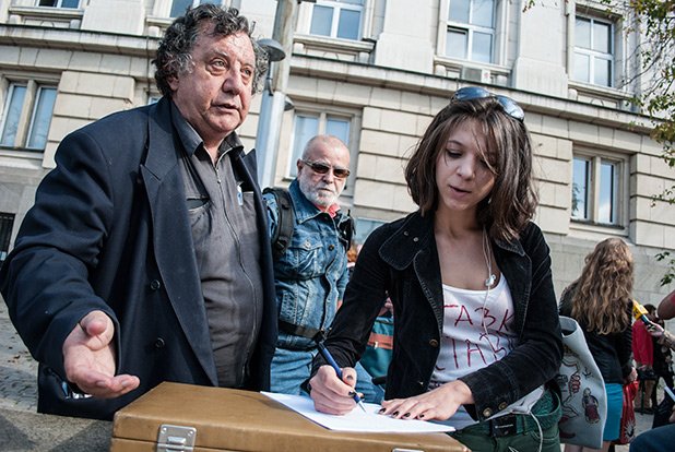 Даже и при контрапротеста се събират подписи за оставката на Орешарски