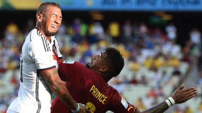 Кевин Принс Боатенг от Гана губи въздушно единоборство с Жером Боатенг - брат му, който играе за Германия. Двамата се срещнаха на две поредни световни първенства в екипите на два различни национални тима.