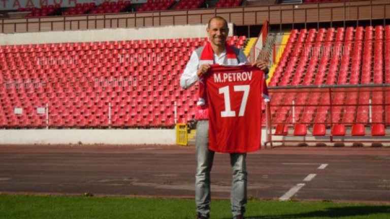 Мартин позира с фланелката на ЦСКА с любимия си номер 17.