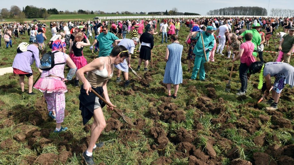 People-take-part-in-a-sex-toys-hunt-in-a-field-in-Wepionq