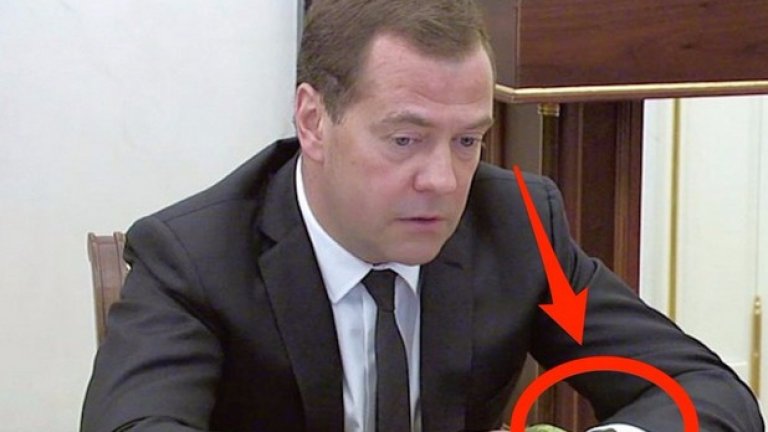 Руският премиер Медведев още в началото на годината понесе Apple Watch. Иначе на руския пазар часовникът дойде едва преди дни