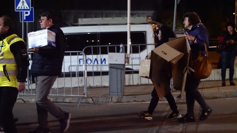 Те са от мобилните секции, тепърва се чакат тези от редовните